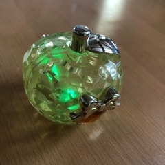 4  光るガラスのりんごの置き物(直径８cm) 中古