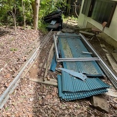 錆びた足場パイプ、トタン、窓枠