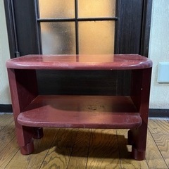 木製の物置　赤