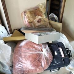 箱詰めになった服カバンなどを無料で差し上げます。の画像