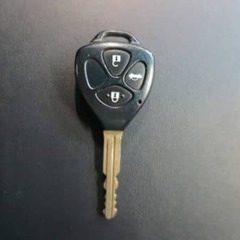 妖艶な黒セダンの画像