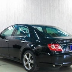 妖艶な黒セダンの画像