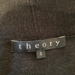 theoryの黒の上着の画像