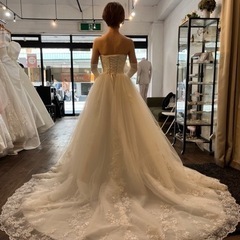 5号サイズウェディングドレスとパニエとベールの画像