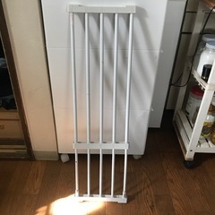突っ張り棚　奥行き23.5cm 最大幅約100cm 最小幅60.5cm