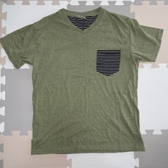 カーキTシャツ