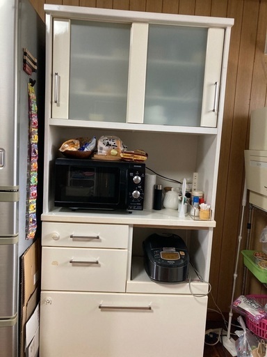 食器棚2千円です。