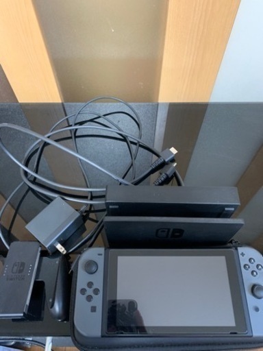 Switch売ります、カセット5つ着いてます。