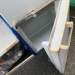 壊れた冷蔵庫になります。の画像