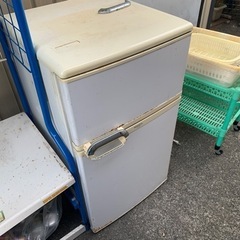 壊れた冷蔵庫になります。