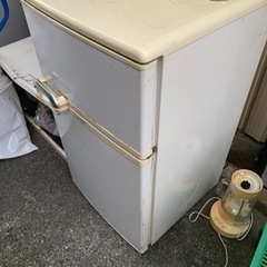 壊れた冷蔵庫になります。の画像