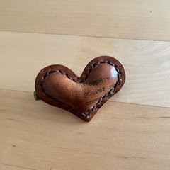 本革レザー製 キルトピン／スカーフピン ハートブローチの画像