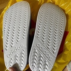 adidasサンダルの画像