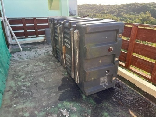 大きなプラスチック箱