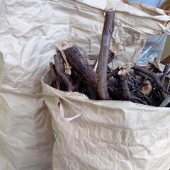 【薪や焚火】広葉樹　針葉樹　キャンプファイヤー ソロキャンプ　サウナ　バーベキュー　１袋からOK!の画像