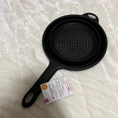 ダイソー 折りたためるザル（持ち手付）の画像