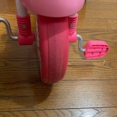 キティちゃん　三輪車　舵取り棒付きの画像