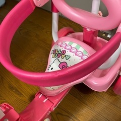 キティちゃん　三輪車　舵取り棒付きの画像