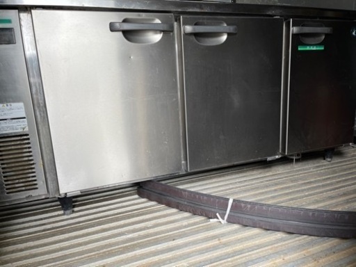 業務用冷蔵庫と業務用ガステーブル