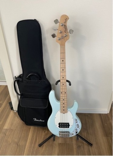 エレキベース（ケース付属）