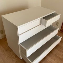 キャリー付き4段洋服ダンスの画像