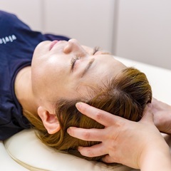 体のマニア😌女性セラピストが足元から骨の歪みを元の位置へ整えていきます☺️ - ボディケア