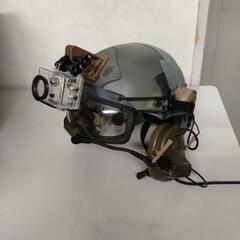 サバゲーヘルメット、ヘッドセット、ゴーグル付きの画像