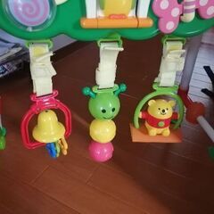 ベビーバウンサーと赤ちゃん用おもちゃの画像