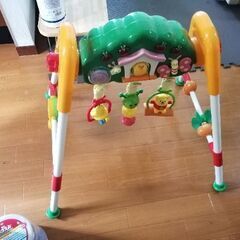 ベビーバウンサーと赤ちゃん用おもちゃの画像