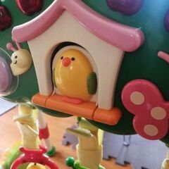 ベビーバウンサーと赤ちゃん用おもちゃの画像