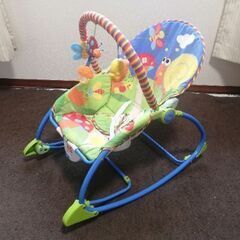 ベビーバウンサーと赤ちゃん用おもちゃの画像