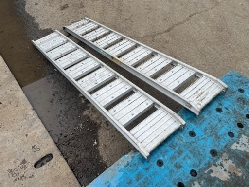 中古 アルコック NAS-0605M-25 アルミブリッジ 2本組 全長1800mm 耐荷重 500kg/組 ブリッジ ラダー 管理番号32102