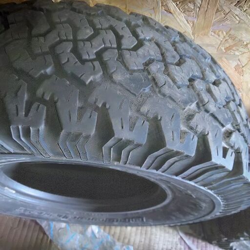 格安31×10.50R15マッドタイヤ！トヨタ用アルミ付き8本アルミ無し2本