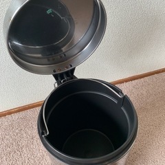 ペダル付きゴミ箱の画像