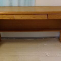 木製デスク。作業台としても利用OKです