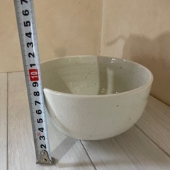 白い陶器の中鉢の画像