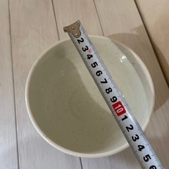 白い陶器の中鉢の画像