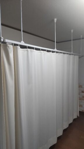 カーテンレールと医療用カーテン