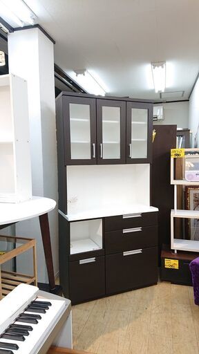 ニトリ キッチンボード ダリア 横幅100㎝×奥行42cm×高さ205cm■3枚ガラス扉 (耐震ロック付き) 引き出し3個 スライドテーブル 下1枚扉 コンセント3口 ツートンカラー ブラウン (木目調)×ホワイト (カウンター 鏡面仕上げ) レンジボード 食器棚■近隣配送無料 買取帝国 朝霞店