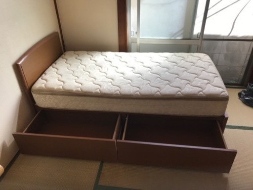 落ち着いた綺麗なベッドです。