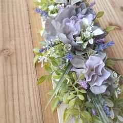 造花を使ってのflowerアレンジメントの画像