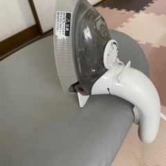 スチーマー&アイロン。CZ−J16-WH。美品。ハンドルが動きハンガーに掛けたままらくらくシワ取り。超コンパクトの画像