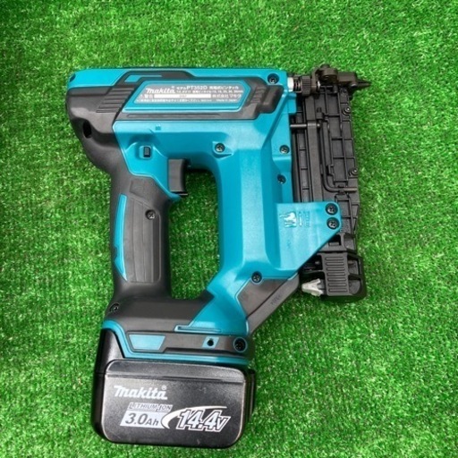 中古美品△マキタ 　14.4V　ピンタッカー PT352D　バッテリー1点と充電器付き