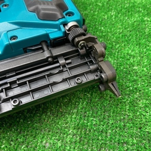 中古美品△マキタ 　14.4V　ピンタッカー PT352D　バッテリー1点と充電器付き