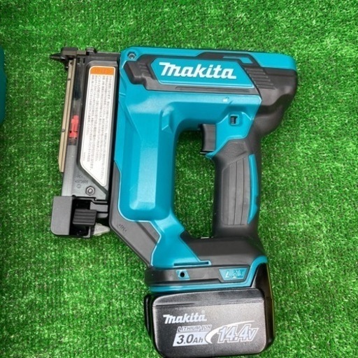 中古美品△マキタ 　14.4V　ピンタッカー PT352D　バッテリー1点と充電器付き