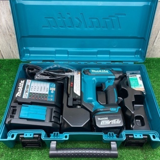 中古美品△マキタ 　14.4V　ピンタッカー PT352D　バッテリー1点と充電器付き