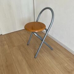 スツールを譲ります