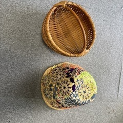 麦わ帽子と竹籠