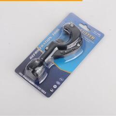 445.222750 ダイヤモンド砥石 #400#1000 ミニ四駆 工具 加工 砥石 面直し ダイアモンド 2枚セット 修正砥石 滑り止め ミニ四駆 カーボン カーボン磨き FRP 磨き フレキ加工     ◆商品説明◆ ダイアモンド砥石、やすりプレート 砥石 面直し ＃400（荒研ぎ面）＃1000（中仕上げ面）の2枚セットです！ セラミックなどの硬い刃物も研ぐことができるシャープナーで、裏面は滑り止めスポンジ貼りで研ぐ際に動きにくいです。 【商品仕様】 サイズ約：縦150㎜、横55㎜、厚さ：2㎜ 多少の画像