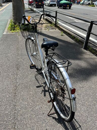 リサイクルショップどりーむ天保山店　No689　自転車　ママチャリ 27インチ　シルバー　6段変速ギア付き　LEDオートライト付き　ベ
